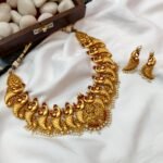 Peacock Close Short Neck Set