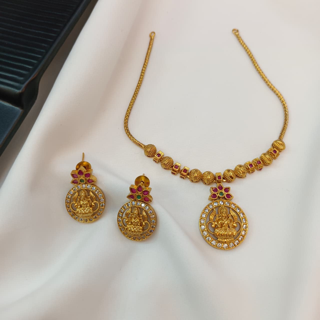 104234.1.1 Akshavi Trends (3) Lakshmi Short Neck Set - Image 1