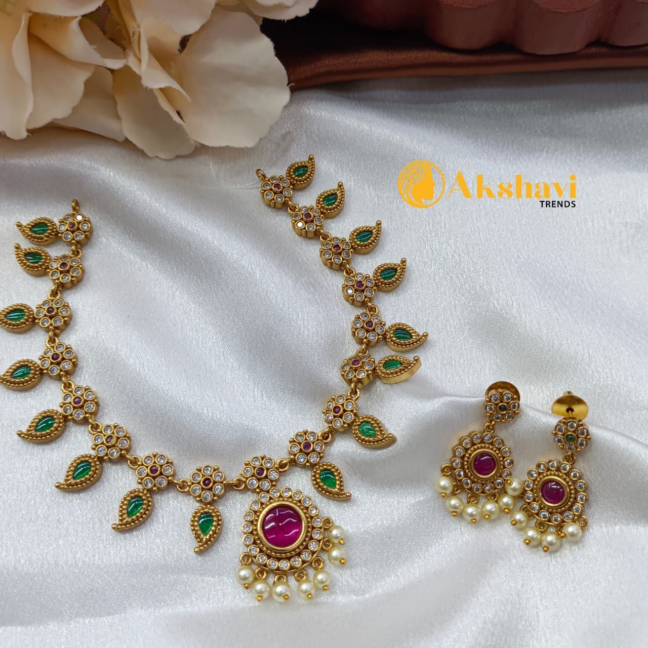 100498.1.1-2.jpeg Kundan Mango Short Neckset - Image 1