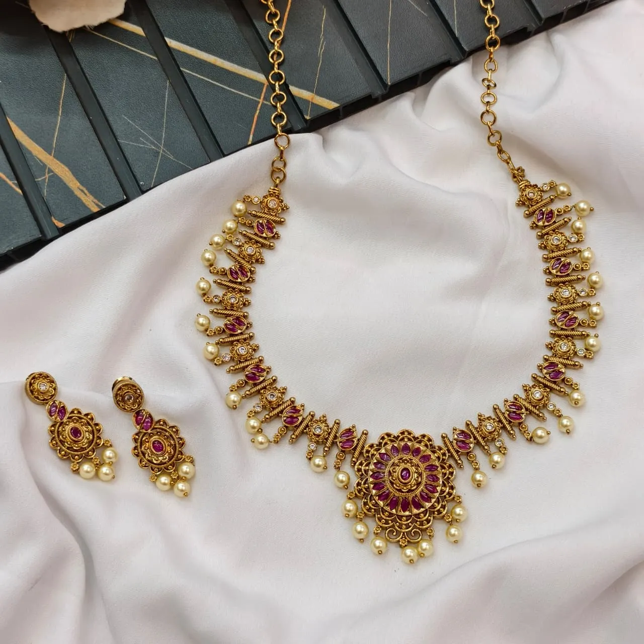 100626.5.1-1.webp Antique Gold Floral Short Neck Set - Image 1