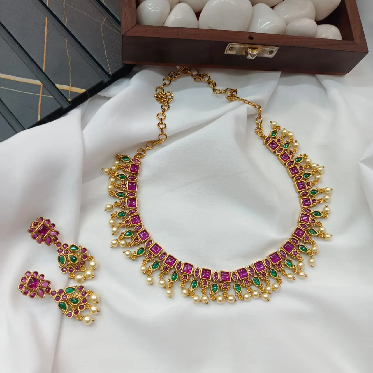 100628.22.1-1.webp Antique Multi Cube Cut Short Neck Set - Image 1