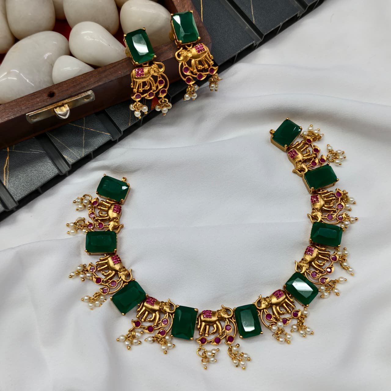 100660.1-1.jpeg Kemp Elephant Cube cut Green Stone Neck Set - Image 1