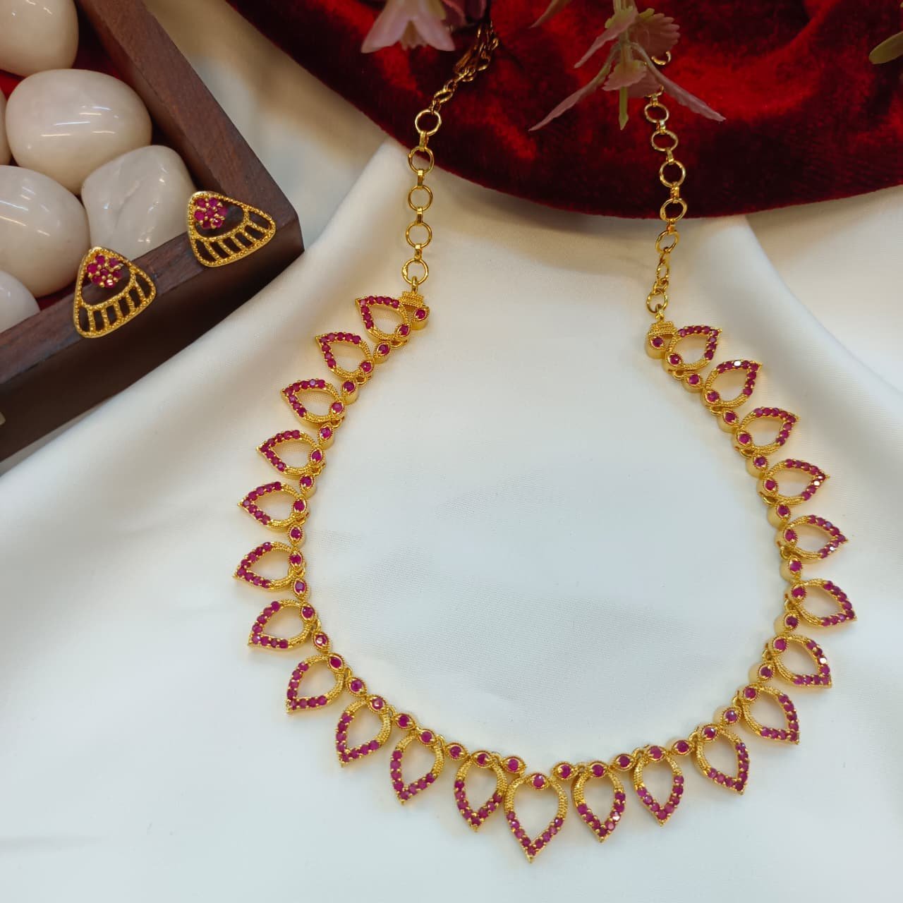 100934.1.1-Akshavi-Trends-Neck-Set-2.jpeg Leaf Short Neck set - Image 1