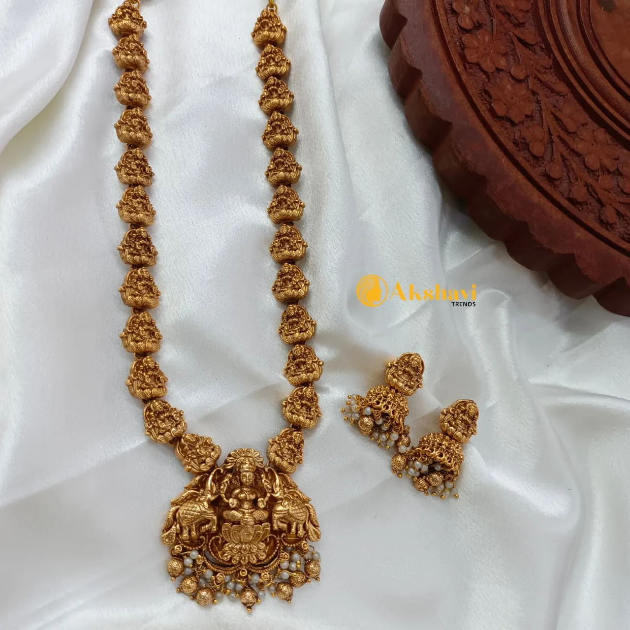 101573.1-2-1.webp Lakshmi With Lakshmi Motiffs Long Neck Set - Image 1