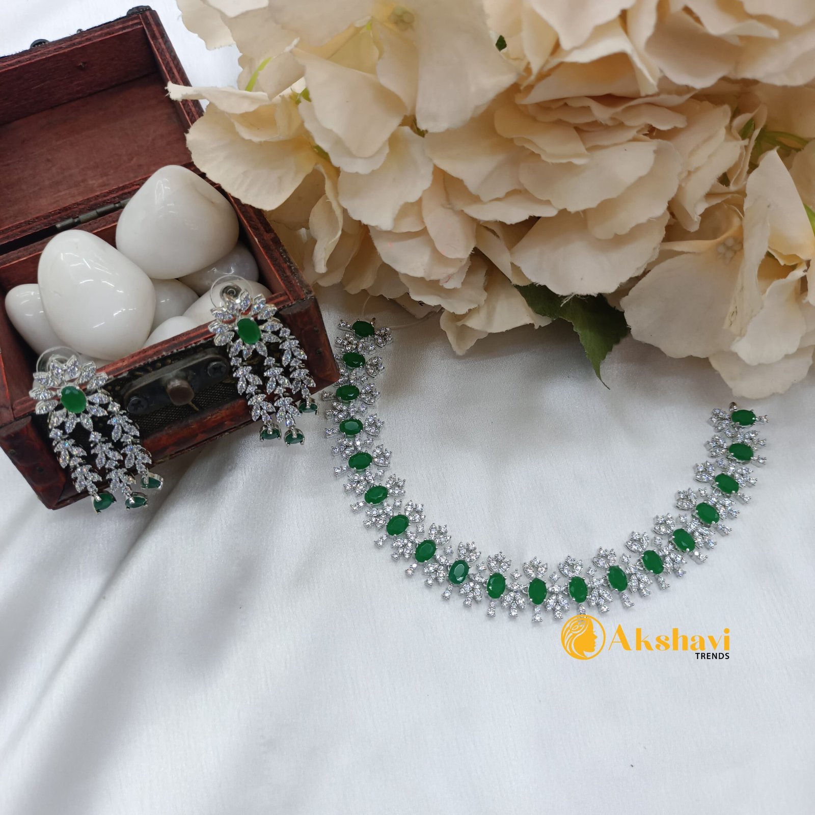 101809.1.1-4-scaled-1.jpeg Zircon Floral Short Neck - Image 1