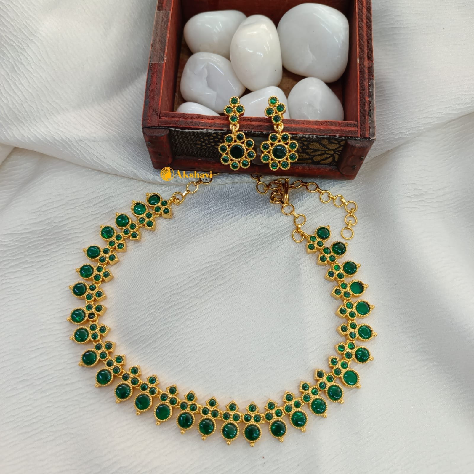 101852.1.1-3.jpeg Traditional Kundan Short Neck Set - Image 1