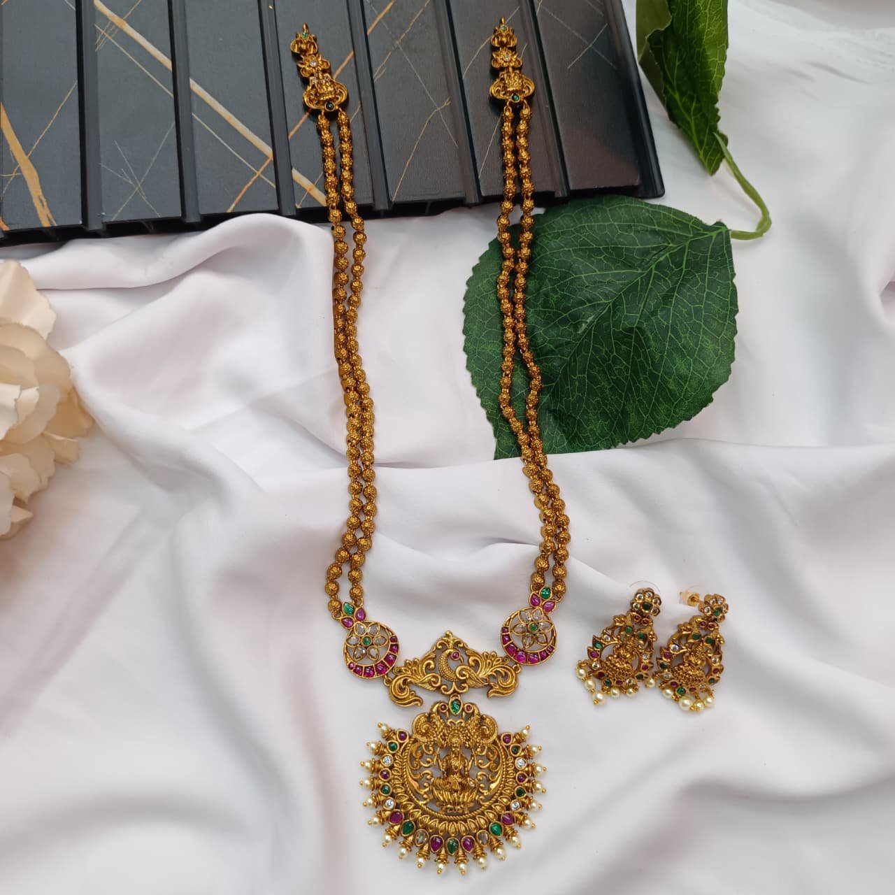 102418.1.1-3.jpeg Victorian Lakshmi Kundan Long Neck Set - Image 1