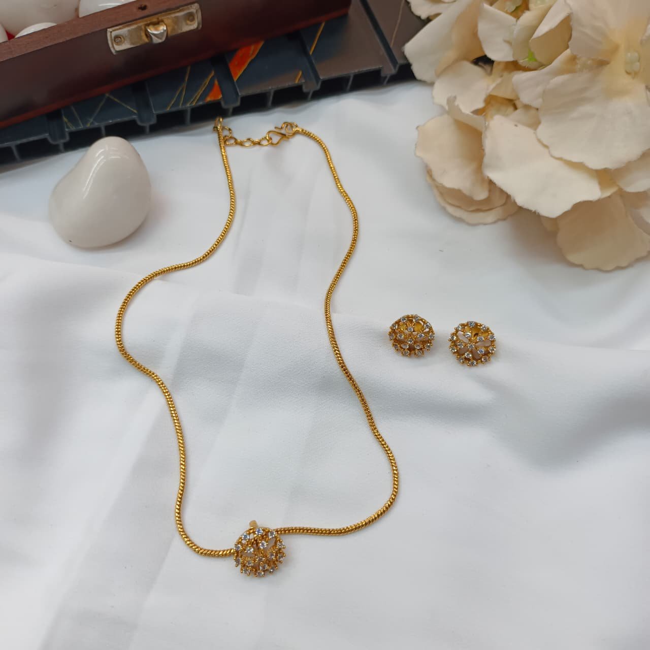 102538.1.1-3.jpeg AD Pendant With Short Chain Neck Set - Image 1