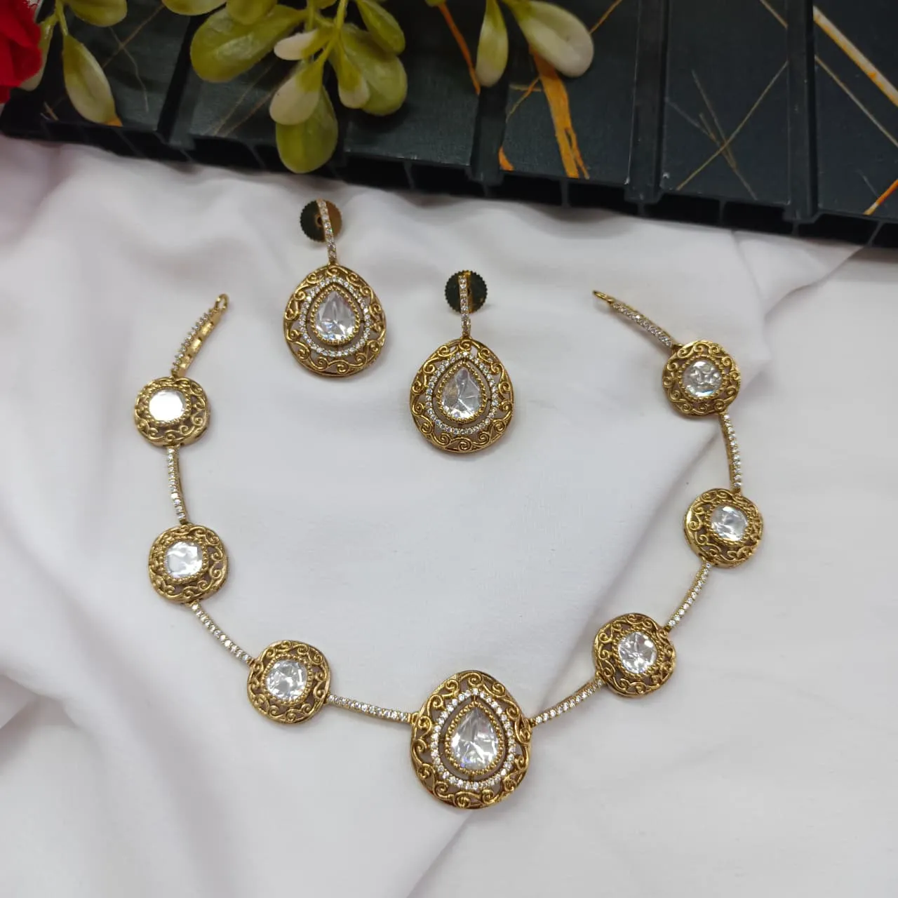 103043.1.1-2.webp Victorian Thilak Short Neck Set - Image 1