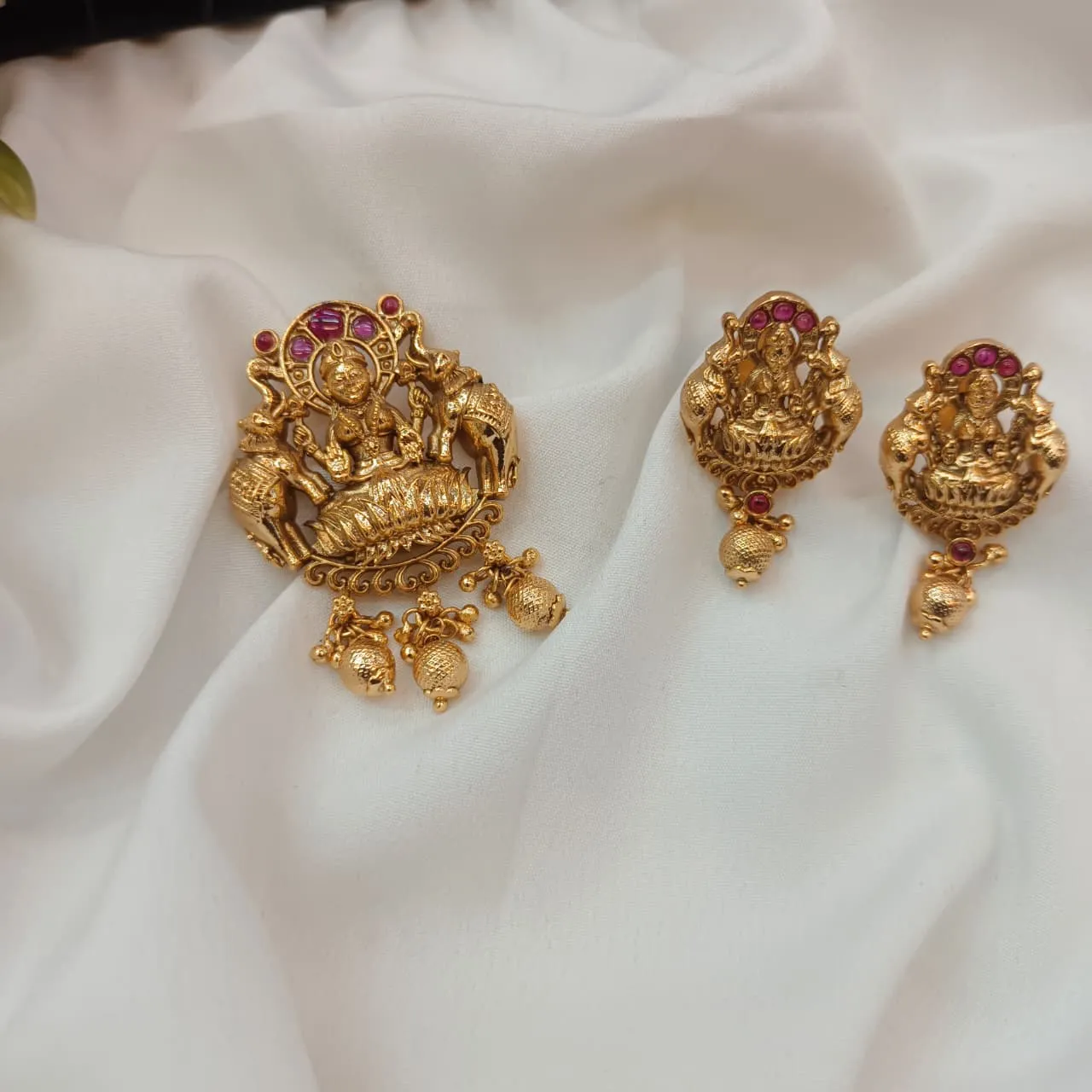 103297.1.1-3.webp Antique Gajalakshmi Pendant Set - Image 1