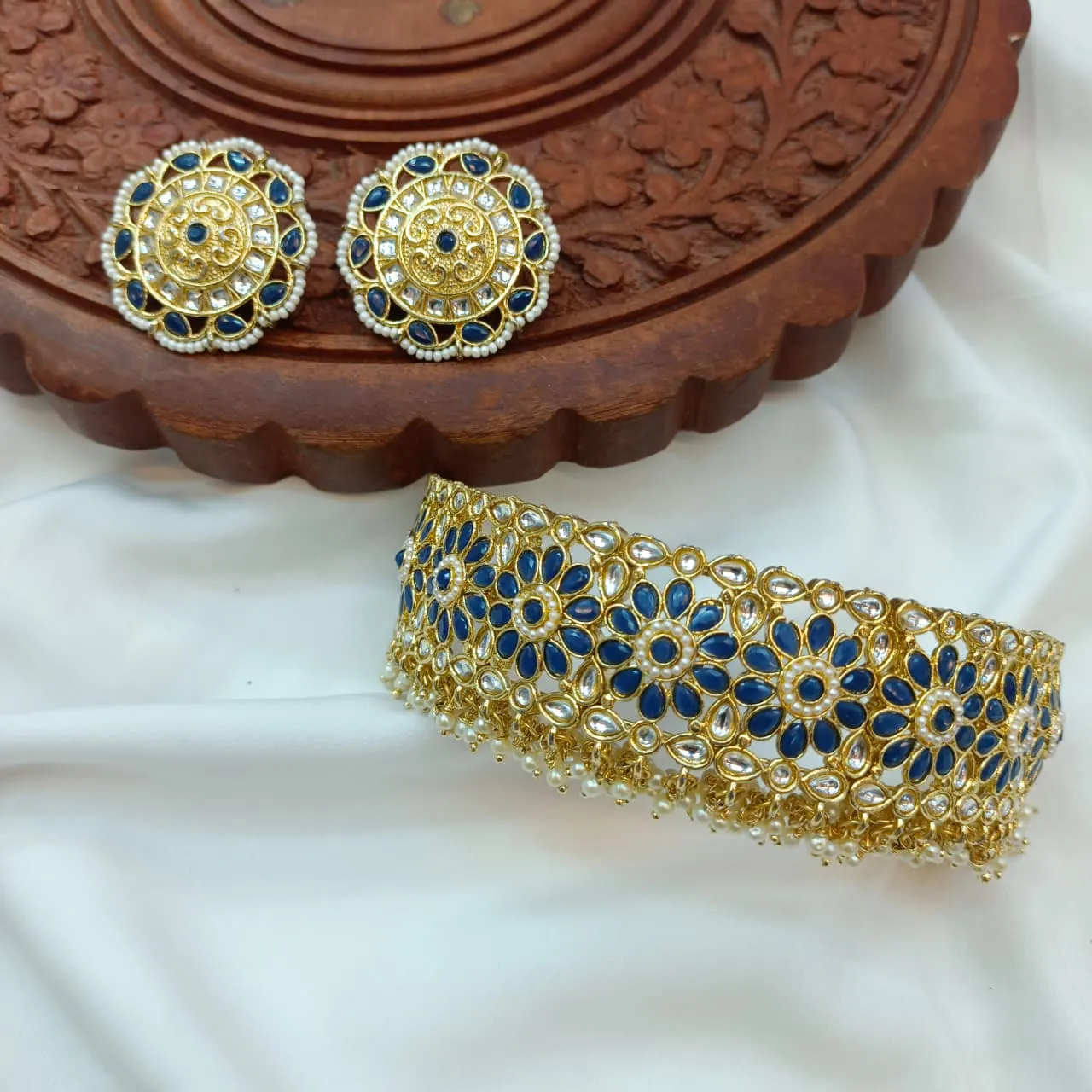 103476.1-2.webp Beautiful Floral Choker Set - Image 1