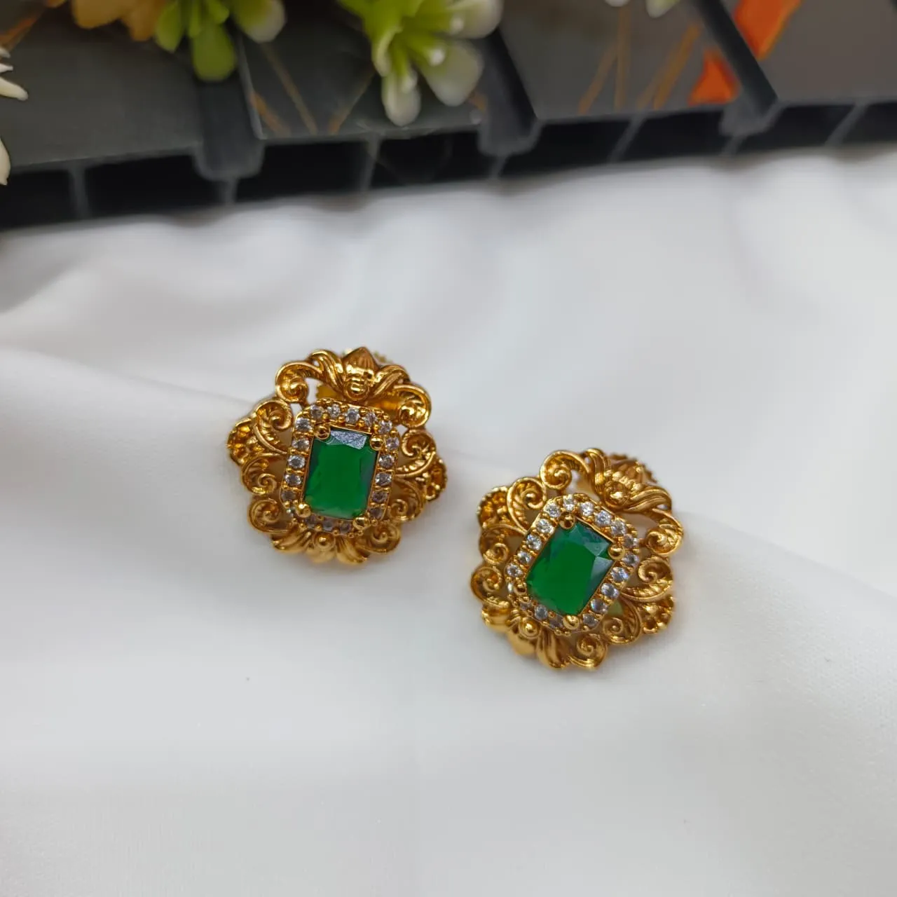 103697.17.1-1.webp Recto Floral Earrings - Image 1