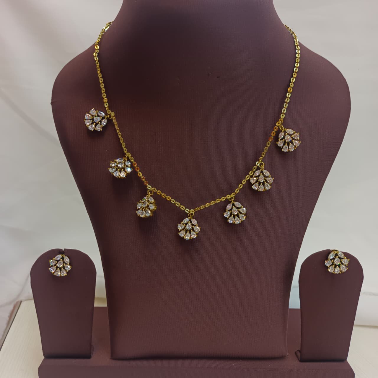 103828.1.1-Akshavi-Trends-1.jpeg Victorian 7 Flower Short Neck Set - Image 1