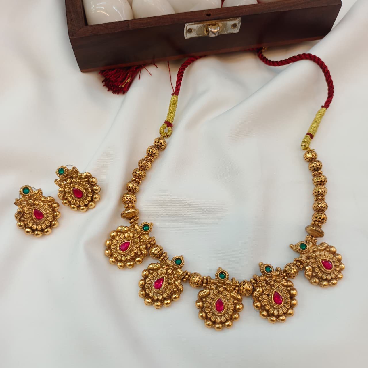 104185.1.1-Akshavi-Trends-2.jpeg 5 Leaf Motiffs Short Neck Set - Image 1