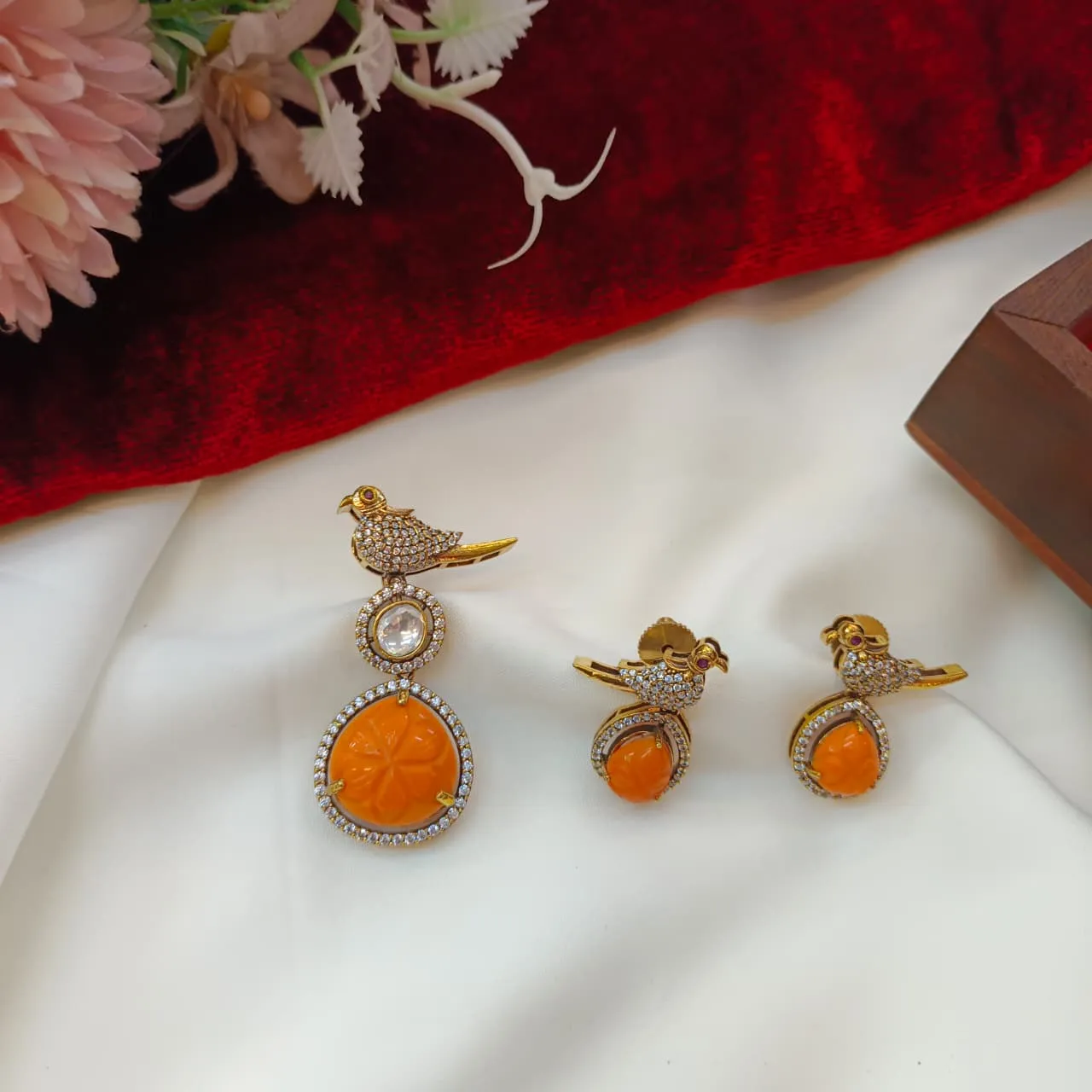 104513.40 (1) Victorian Parrot Pendant Set - Image 1